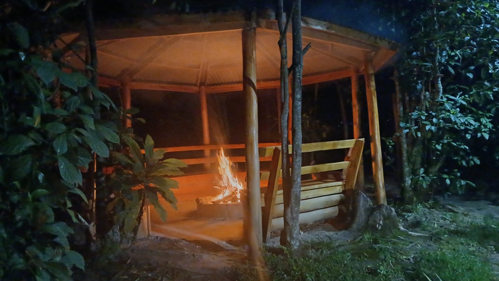 Fire place Orugano Bwindi Lodge - Luxury eco-lodge overlooking the Bwindi Impenetrable Forest canopy and Virunga Volcanoes.